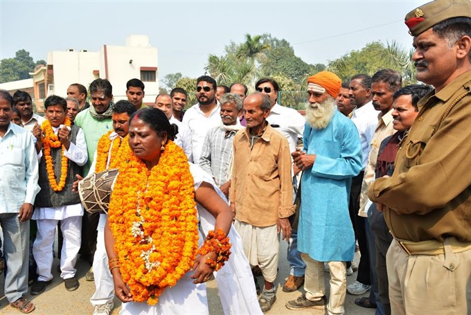 वाराणसी: अनोखे अंदाज में नामांकन करवाने पहुंचे दो प्रत्याशी वाराणसी: अनोखे अंदाज में नामांकन करवाने पहुंचे दो प्रत्याशी