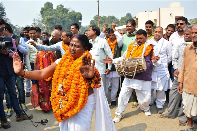वाराणसी: अनोखे अंदाज में नामांकन करवाने पहुंचे दो प्रत्याशी वाराणसी: अनोखे अंदाज में नामांकन करवाने पहुंचे दो प्रत्याशी