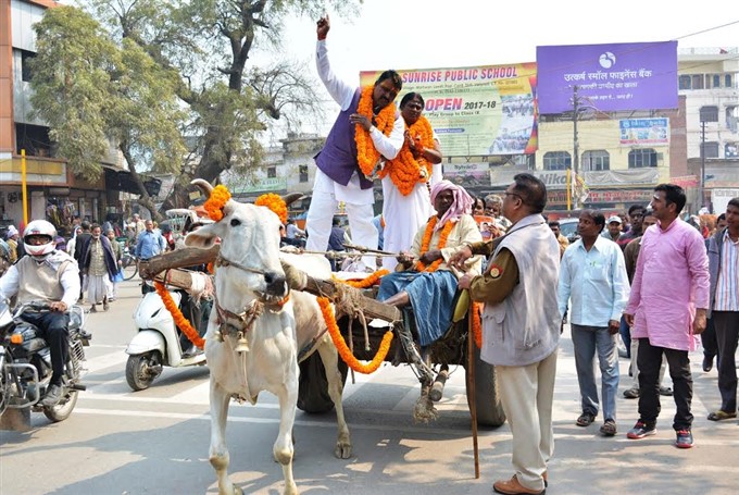 वाराणसी: अनोखे अंदाज में नामांकन करवाने पहुंचे दो प्रत्याशी वाराणसी: अनोखे अंदाज में नामांकन करवाने पहुंचे दो प्रत्याशी