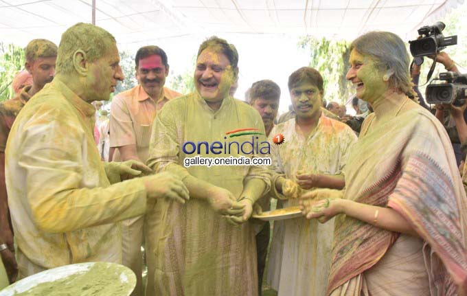 PHOTOS : Holi Celebrations Held At Rajbhavan PHOTOS : Holi Celebrations Held At Rajbhavan