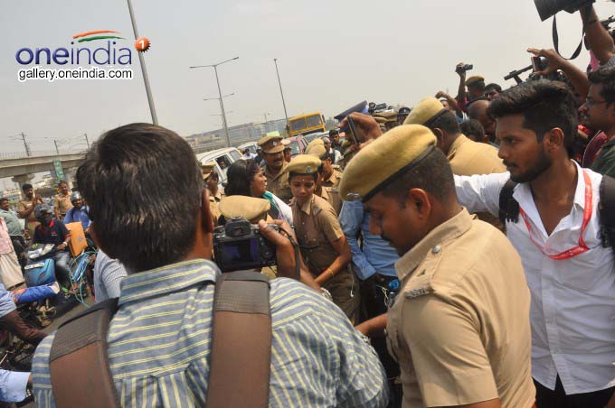 Youths Protest At Chennai Kathipara Flyover Youths Protest At Chennai Kathipara Flyover