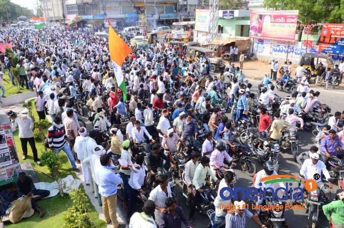 TRS And Congress Clash At Nalgonda TRS And Congress Clash At Nalgonda