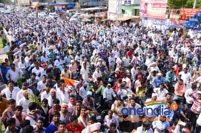 TRS And Congress Clash At Nalgonda TRS And Congress Clash At Nalgonda