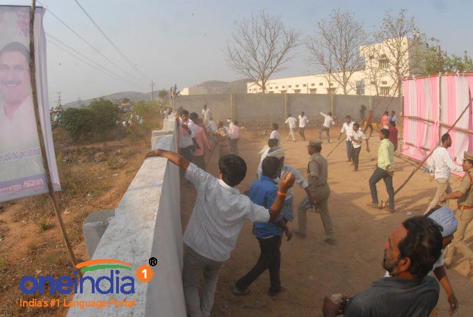 TRS And Congress Clash At Nalgonda TRS And Congress Clash At Nalgonda