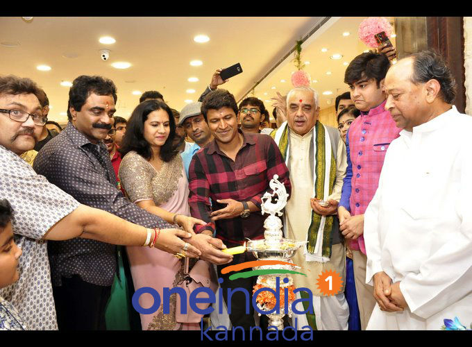Actor Puneeth Inaugurated Navarthan Jewellers Rajajinagar Actor Puneeth Inaugurated Navarthan Jewellers Rajajinagar