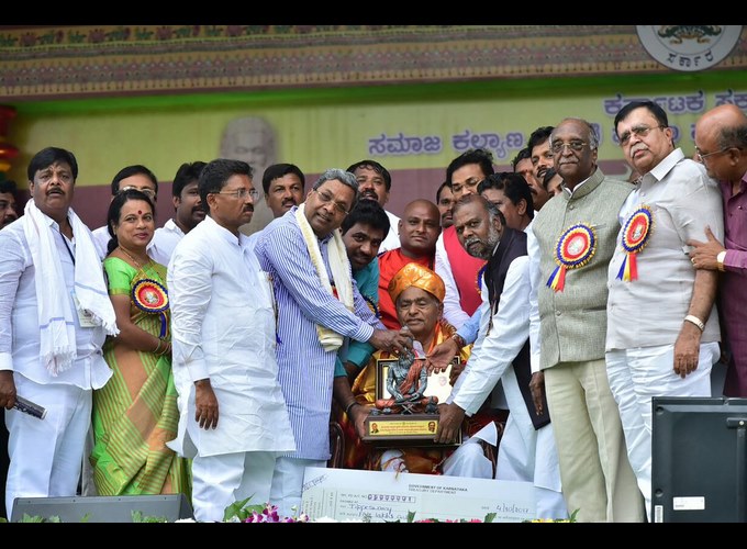 CM Siddaramaiah Unveiled The Statue Of Maharshi Valmiki CM Siddaramaiah Unveiled The Statue Of Maharshi Valmiki