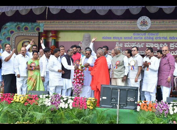 CM Siddaramaiah Unveiled The Statue Of Maharshi Valmiki CM Siddaramaiah Unveiled The Statue Of Maharshi Valmiki