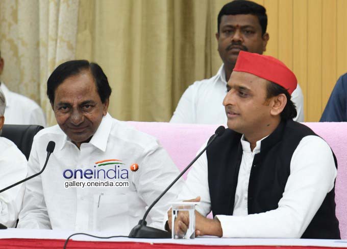 Akhilesh Yadav Meets Telangana CM KCR In Hyderabad Akhilesh Yadav Meets Telangana CM KCR In Hyderabad
