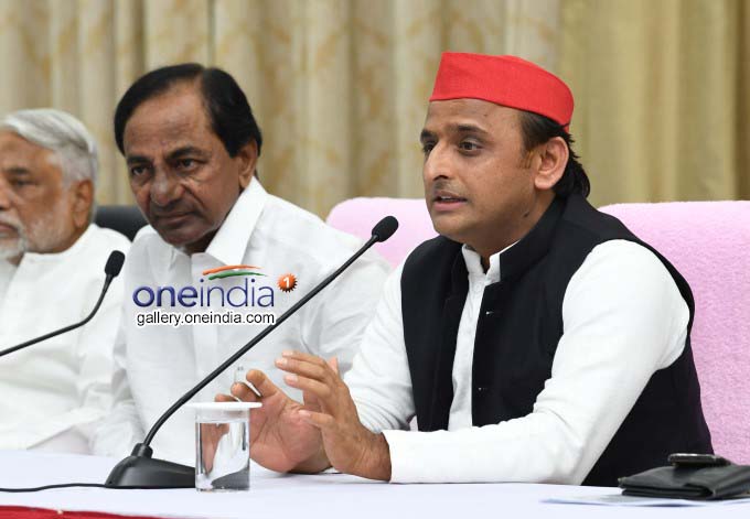 Akhilesh Yadav Meets Telangana CM KCR In Hyderabad Akhilesh Yadav Meets Telangana CM KCR In Hyderabad