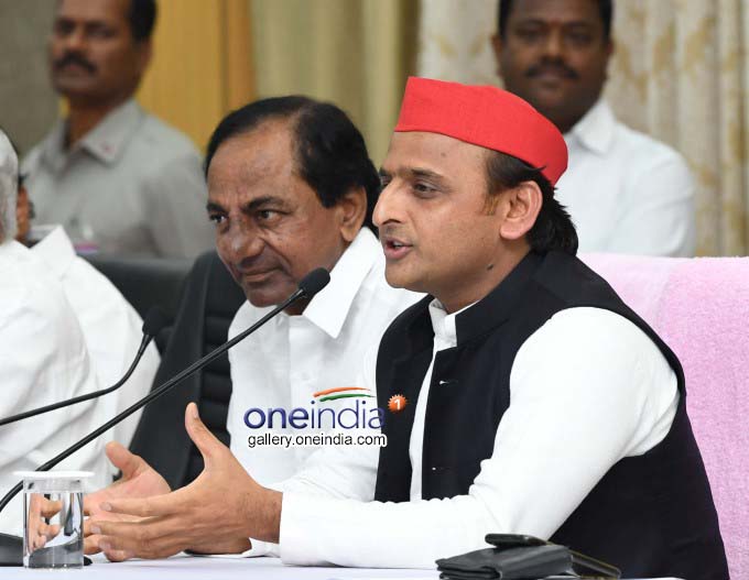 Akhilesh Yadav Meets Telangana CM KCR In Hyderabad Akhilesh Yadav Meets Telangana CM KCR In Hyderabad