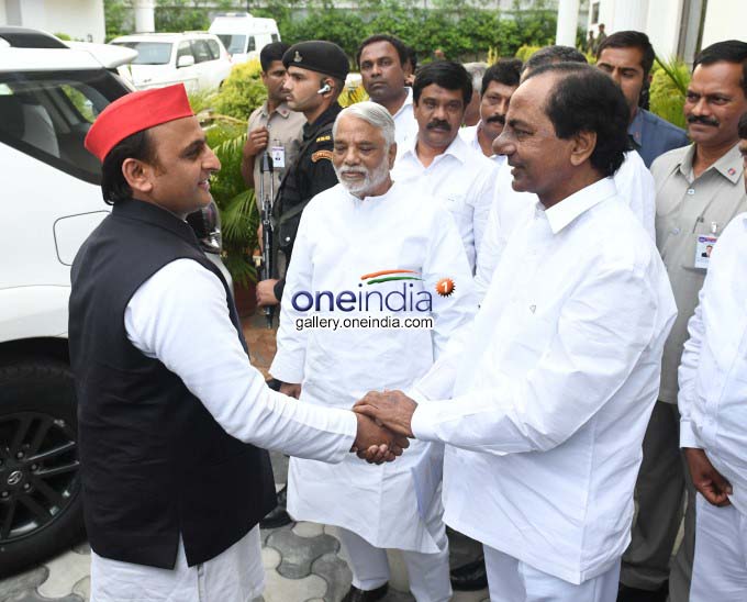 Akhilesh Yadav Meets Telangana CM KCR In Hyderabad Akhilesh Yadav Meets Telangana CM KCR In Hyderabad
