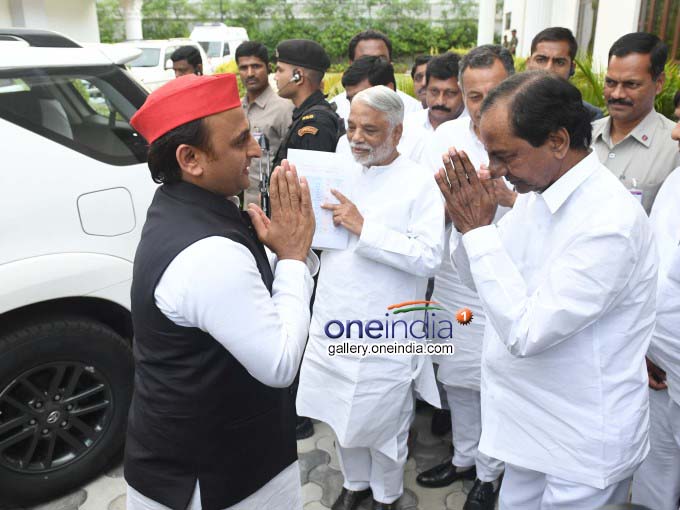 Akhilesh Yadav Meets Telangana CM KCR In Hyderabad Akhilesh Yadav Meets Telangana CM KCR In Hyderabad