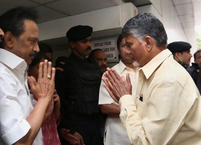 PHOTOS : M Karunanidhi - DMK Party Supporters Throng Outside Kauvery Hospital PHOTOS : M Karunanidhi - DMK Party Supporters Throng Outside Kauvery Hospital