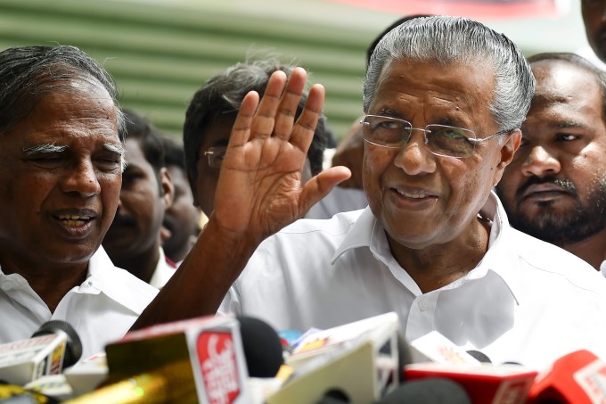 PHOTOS : M Karunanidhi - DMK Party Supporters Throng Outside Kauvery Hospital PHOTOS : M Karunanidhi - DMK Party Supporters Throng Outside Kauvery Hospital