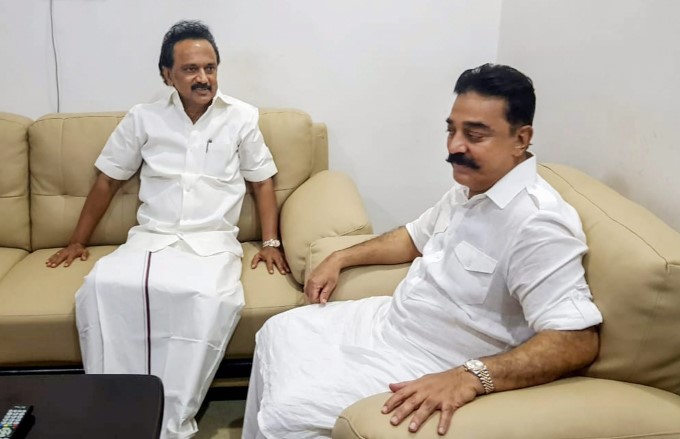 PHOTOS : M Karunanidhi - DMK Party Supporters Throng Outside Kauvery Hospital PHOTOS : M Karunanidhi - DMK Party Supporters Throng Outside Kauvery Hospital