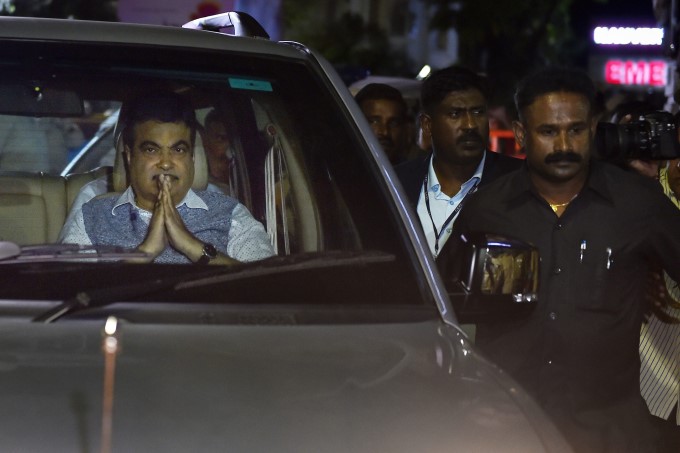 PHOTOS : M Karunanidhi - DMK Party Supporters Throng Outside Kauvery Hospital PHOTOS : M Karunanidhi - DMK Party Supporters Throng Outside Kauvery Hospital