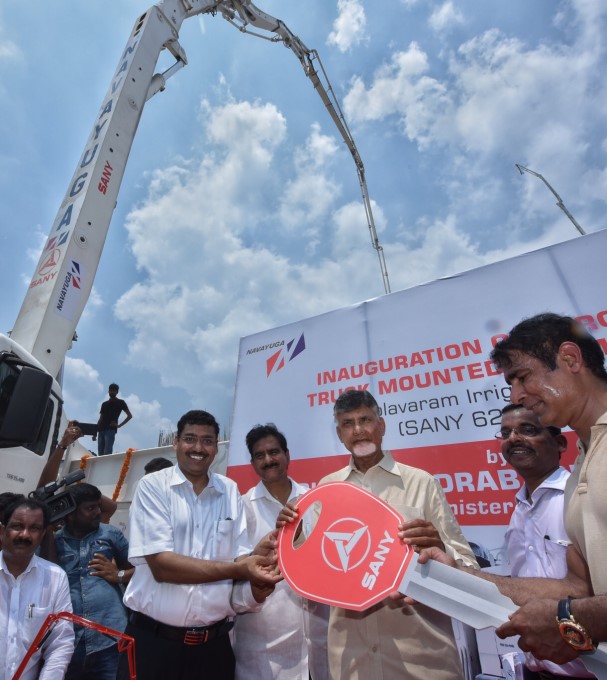 CM N Chandrababu Naidu Walks On Spillway CM N Chandrababu Naidu Walks On Spillway