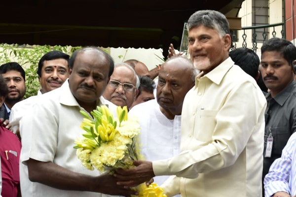 N Chandrababu Naidu Meets HD Deve Gowda In Bengaluru N Chandrababu Naidu Meets HD Deve Gowda In Bengaluru