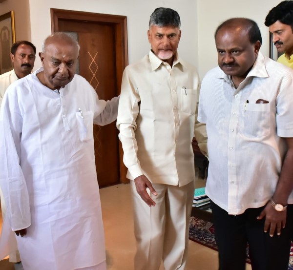 N Chandrababu Naidu Meets HD Deve Gowda In Bengaluru N Chandrababu Naidu Meets HD Deve Gowda In Bengaluru