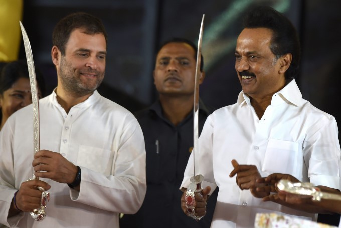 Sonia Gandhi Unveils Late DMK Chief M Karunanidhi Statue In Chennai Sonia Gandhi Unveils Late DMK Chief M Karunanidhi Statue In Chennai