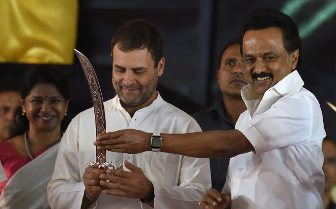Sonia Gandhi Unveils Late DMK Chief M Karunanidhi Statue In Chennai Sonia Gandhi Unveils Late DMK Chief M Karunanidhi Statue In Chennai