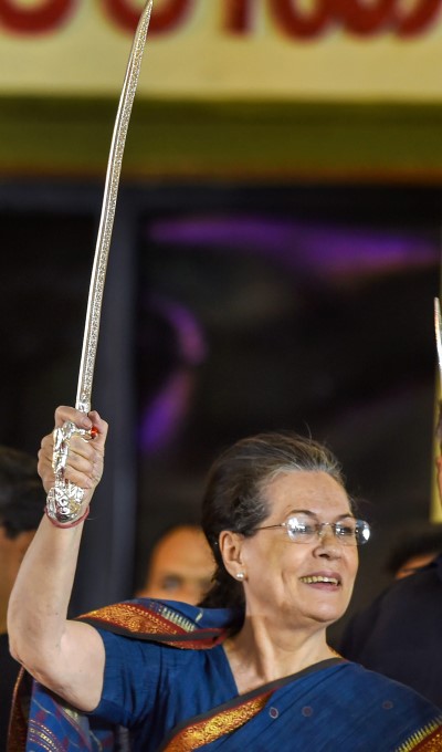 Sonia Gandhi Unveils Late DMK Chief M Karunanidhi Statue In Chennai Sonia Gandhi Unveils Late DMK Chief M Karunanidhi Statue In Chennai