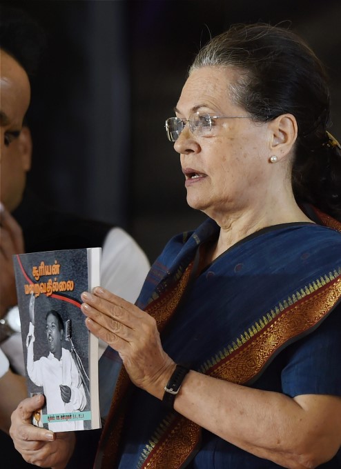 Sonia Gandhi Unveils Late DMK Chief M Karunanidhi Statue In Chennai Sonia Gandhi Unveils Late DMK Chief M Karunanidhi Statue In Chennai