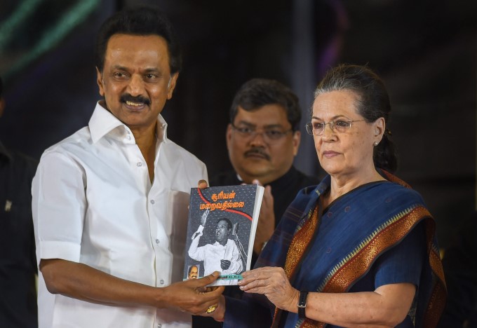 Sonia Gandhi Unveils Late DMK Chief M Karunanidhi Statue In Chennai Sonia Gandhi Unveils Late DMK Chief M Karunanidhi Statue In Chennai