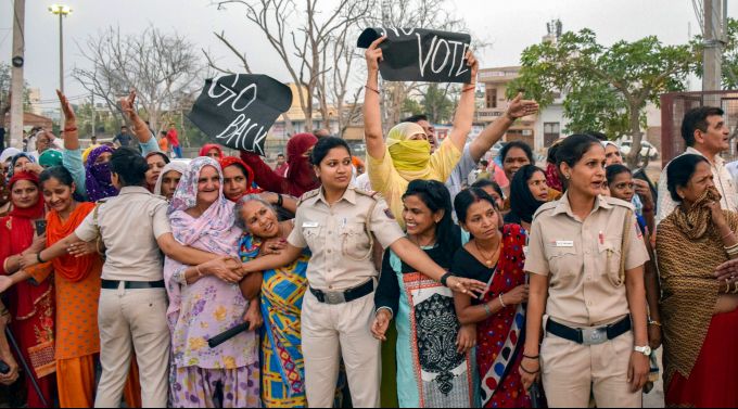 News In Photos (8 May 2019) | Photos Of Top News Today - Oneindia Gallery News In Photos (8 May 2019) | Photos Of Top News Today - Oneindia Gallery