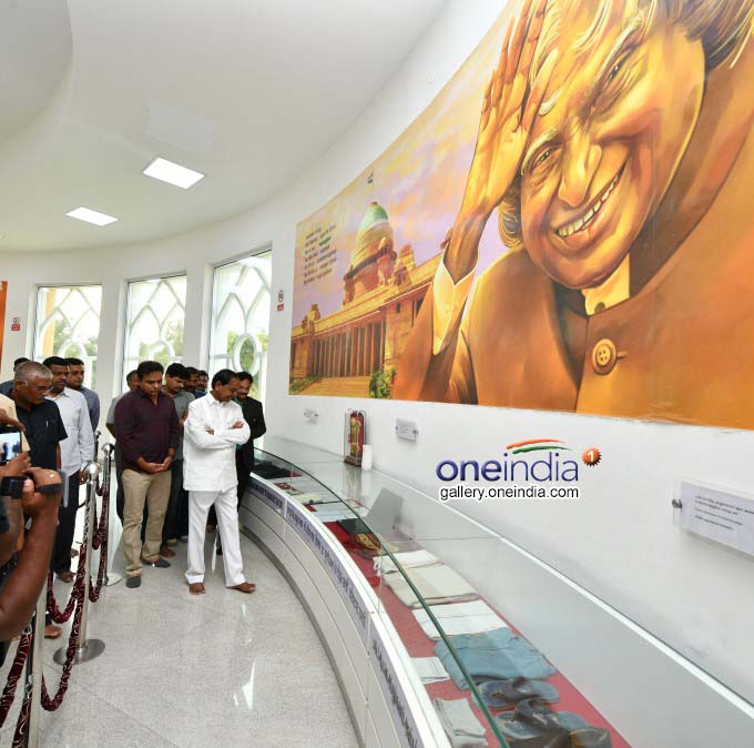 Telangana CM KCR Pays Tribute To APJ Abdul Kalam In Rameswaram Telangana CM KCR Pays Tribute To APJ Abdul Kalam In Rameswaram