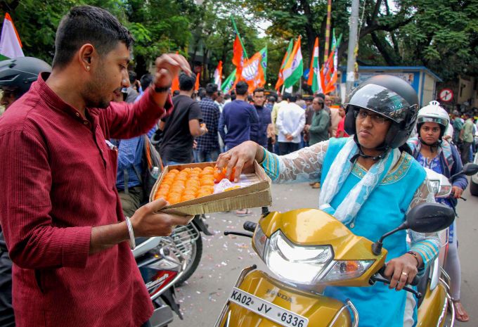 News In Photos (5 August 2019) | Photos Of Top News Today - Oneindia Gallery News In Photos (5 August 2019) | Photos Of Top News Today - Oneindia Gallery