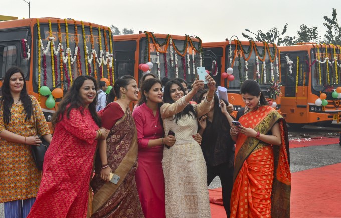 Delhi CM Arvind Kejriwal Flags Off Standard Floor Buses Delhi CM Arvind Kejriwal Flags Off Standard Floor Buses