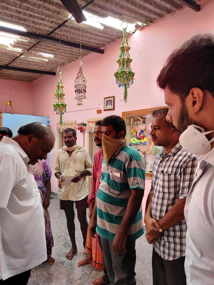 ಭಾರಿ ಮಳೆಯಿಂದ ನಷ್ಟ ಅನುಭವಿಸಿದ ರೈತರಿಗೆ ಎಚ್ಡಿ ಕುಮಾರಸ್ವಾಮಿ ನೆರವು ಭಾರಿ ಮಳೆಯಿಂದ ನಷ್ಟ ಅನುಭವಿಸಿದ ರೈತರಿಗೆ ಎಚ್ಡಿ ಕುಮಾರಸ್ವಾಮಿ ನೆರವು