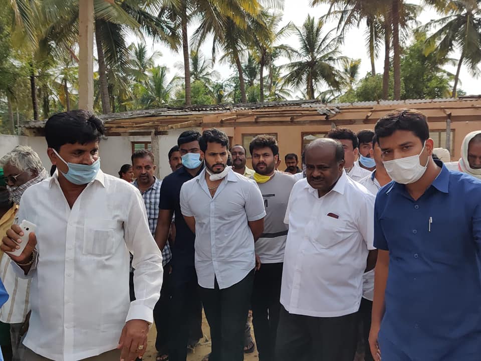 ಭಾರಿ ಮಳೆಯಿಂದ ನಷ್ಟ ಅನುಭವಿಸಿದ ರೈತರಿಗೆ ಎಚ್ಡಿ ಕುಮಾರಸ್ವಾಮಿ ನೆರವು ಭಾರಿ ಮಳೆಯಿಂದ ನಷ್ಟ ಅನುಭವಿಸಿದ ರೈತರಿಗೆ ಎಚ್ಡಿ ಕುಮಾರಸ್ವಾಮಿ ನೆರವು