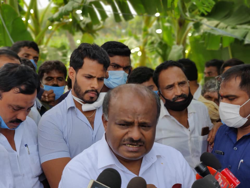 ಭಾರಿ ಮಳೆಯಿಂದ ನಷ್ಟ ಅನುಭವಿಸಿದ ರೈತರಿಗೆ ಎಚ್ಡಿ ಕುಮಾರಸ್ವಾಮಿ ನೆರವು ಭಾರಿ ಮಳೆಯಿಂದ ನಷ್ಟ ಅನುಭವಿಸಿದ ರೈತರಿಗೆ ಎಚ್ಡಿ ಕುಮಾರಸ್ವಾಮಿ ನೆರವು