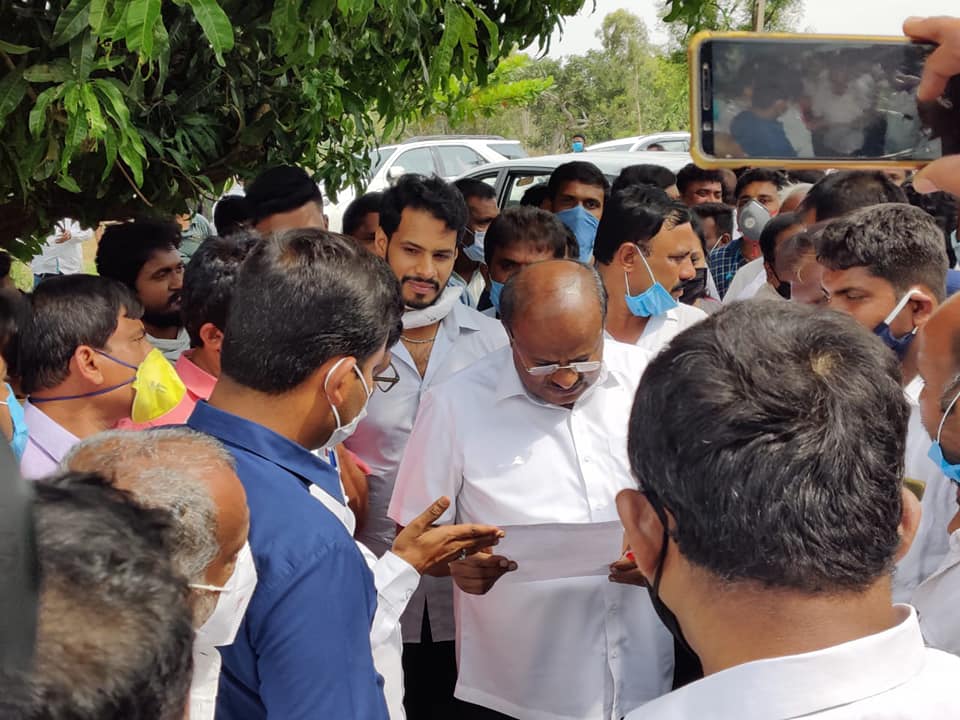 ಭಾರಿ ಮಳೆಯಿಂದ ನಷ್ಟ ಅನುಭವಿಸಿದ ರೈತರಿಗೆ ಎಚ್ಡಿ ಕುಮಾರಸ್ವಾಮಿ ನೆರವು ಭಾರಿ ಮಳೆಯಿಂದ ನಷ್ಟ ಅನುಭವಿಸಿದ ರೈತರಿಗೆ ಎಚ್ಡಿ ಕುಮಾರಸ್ವಾಮಿ ನೆರವು