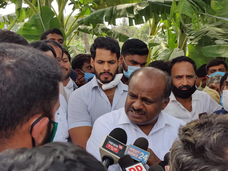 ಭಾರಿ ಮಳೆಯಿಂದ ನಷ್ಟ ಅನುಭವಿಸಿದ ರೈತರಿಗೆ ಎಚ್ಡಿ ಕುಮಾರಸ್ವಾಮಿ ನೆರವು ಭಾರಿ ಮಳೆಯಿಂದ ನಷ್ಟ ಅನುಭವಿಸಿದ ರೈತರಿಗೆ ಎಚ್ಡಿ ಕುಮಾರಸ್ವಾಮಿ ನೆರವು