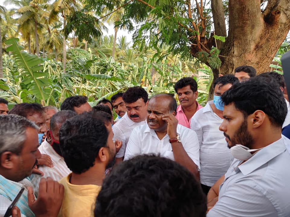 ಭಾರಿ ಮಳೆಯಿಂದ ನಷ್ಟ ಅನುಭವಿಸಿದ ರೈತರಿಗೆ ಎಚ್ಡಿ ಕುಮಾರಸ್ವಾಮಿ ನೆರವು ಭಾರಿ ಮಳೆಯಿಂದ ನಷ್ಟ ಅನುಭವಿಸಿದ ರೈತರಿಗೆ ಎಚ್ಡಿ ಕುಮಾರಸ್ವಾಮಿ ನೆರವು