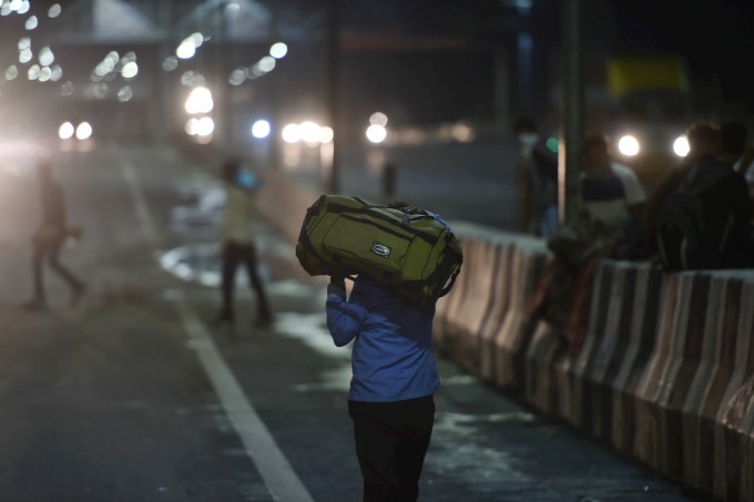 Delhi Lockdown : Heart Wrenching Migrant Photos Delhi Lockdown : Heart Wrenching Migrant Photos