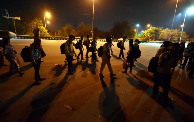 Delhi Lockdown : Heart Wrenching Migrant Photos Delhi Lockdown : Heart Wrenching Migrant Photos