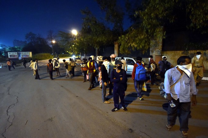 Delhi Lockdown : Heart Wrenching Migrant Photos Delhi Lockdown : Heart Wrenching Migrant Photos