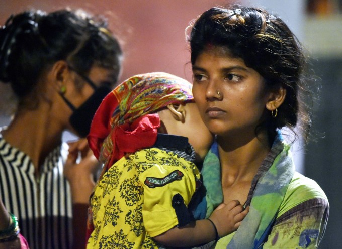 Delhi Lockdown : Heart Wrenching Migrant Photos Delhi Lockdown : Heart Wrenching Migrant Photos