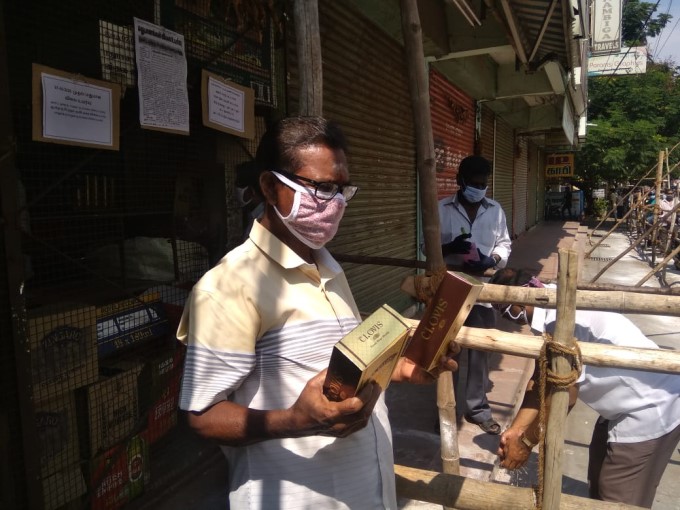 People Rush To Liquor Shops Opened In Major Parts Of India People Rush To Liquor Shops Opened In Major Parts Of India