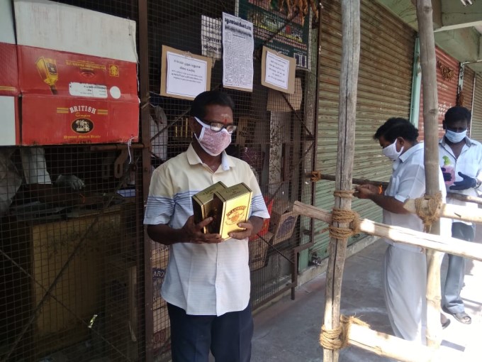 People Rush To Liquor Shops Opened In Major Parts Of India People Rush To Liquor Shops Opened In Major Parts Of India
