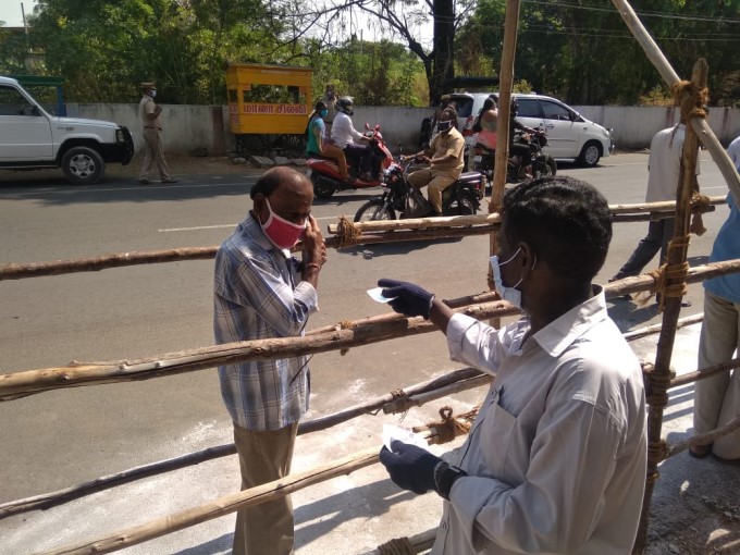 People Rush To Liquor Shops Opened In Major Parts Of India People Rush To Liquor Shops Opened In Major Parts Of India