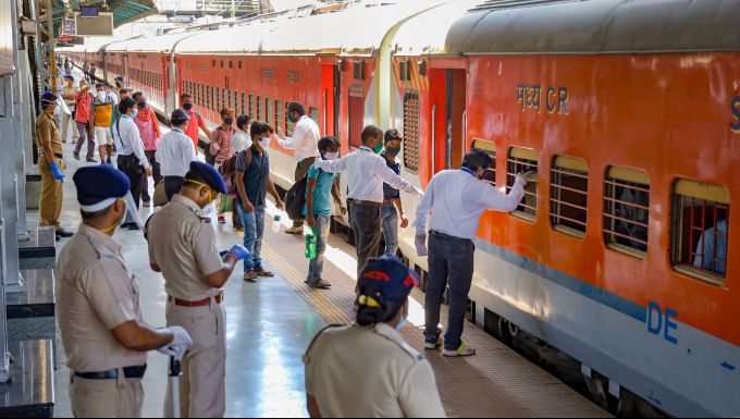 News In Photos (7 May 2020) | Photos Of Top News Today - Oneindia Gallery News In Photos (7 May 2020) | Photos Of Top News Today - Oneindia Gallery