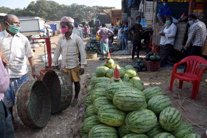 Mumbai APMC Market Opened In Times Of Covid-19 Issue Mumbai APMC Market Opened In Times Of Covid-19 Issue