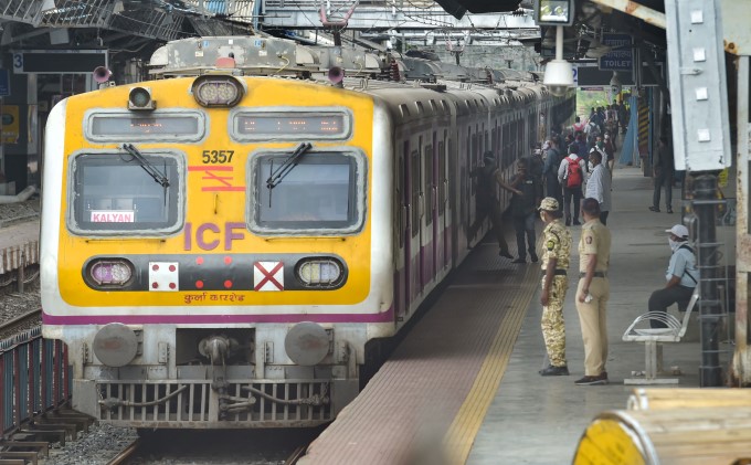 Mumbai Local Trains Starts For Essentials Services Mumbai Local Trains Starts For Essentials Services