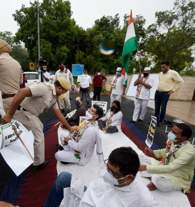 Congress Leaders Pay Tribute To Soldiers Who Were Martyred In Indo-China Clash Congress Leaders Pay Tribute To Soldiers Who Were Martyred In Indo-China Clash