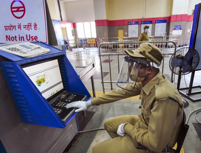 Delhi Metro Service Resumes In Delhi Delhi Metro Service Resumes In Delhi
